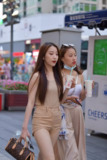 精选街拍作品|卡其色紧身热裤美女